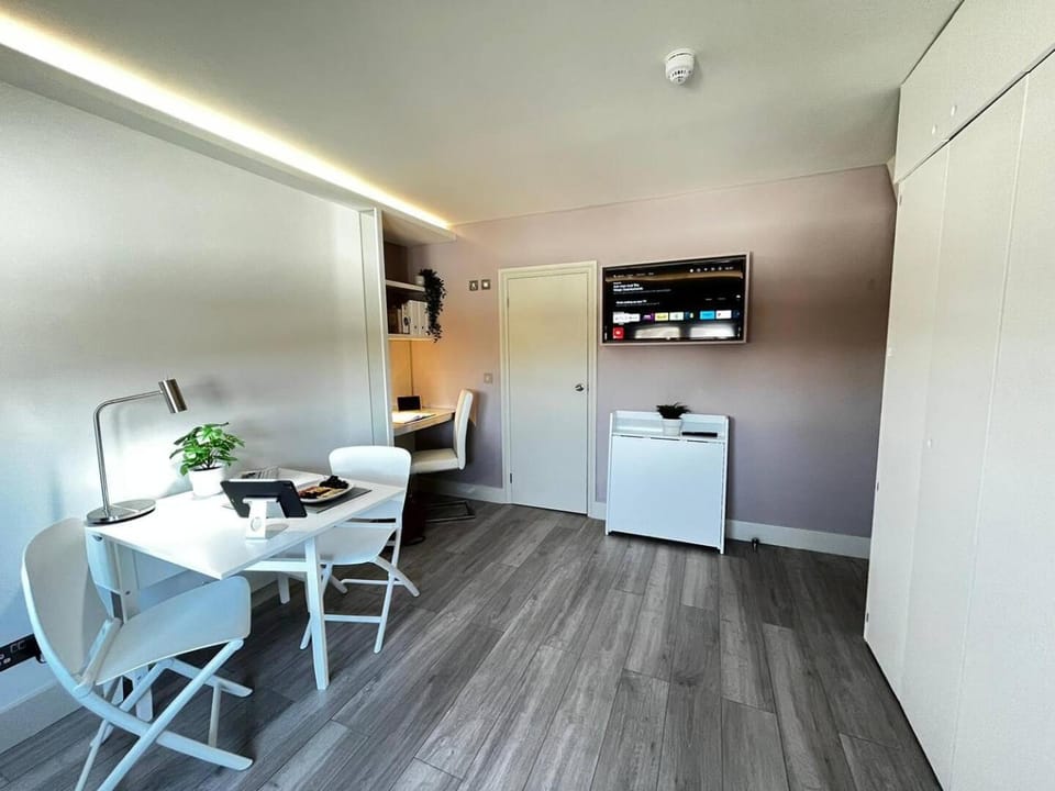 TV and multimedia, Living room, Dining area, hair dresser