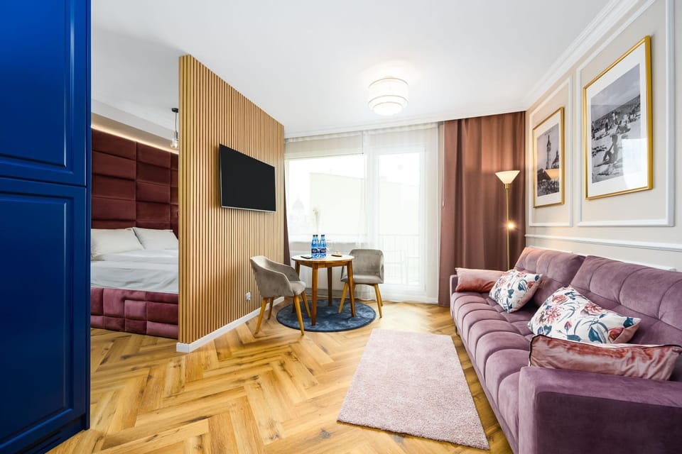 Bed, TV and multimedia, Living room, Photo of the whole room, Seating area, Dining area, Bedroom