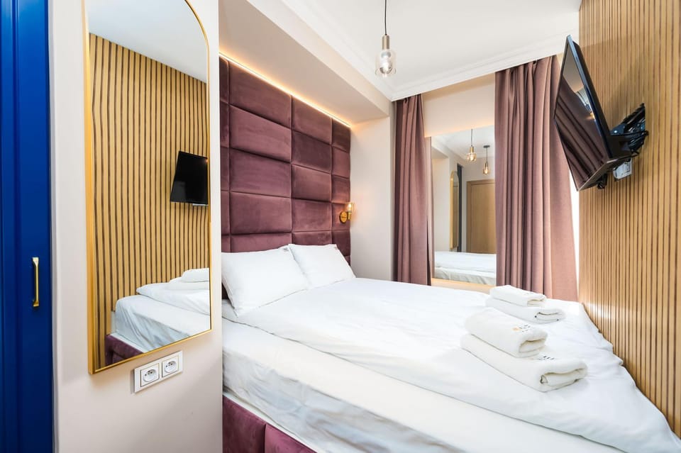 Bed, TV and multimedia, Bedroom, towels
