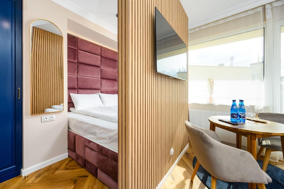 Bed, Dining area, Bedroom