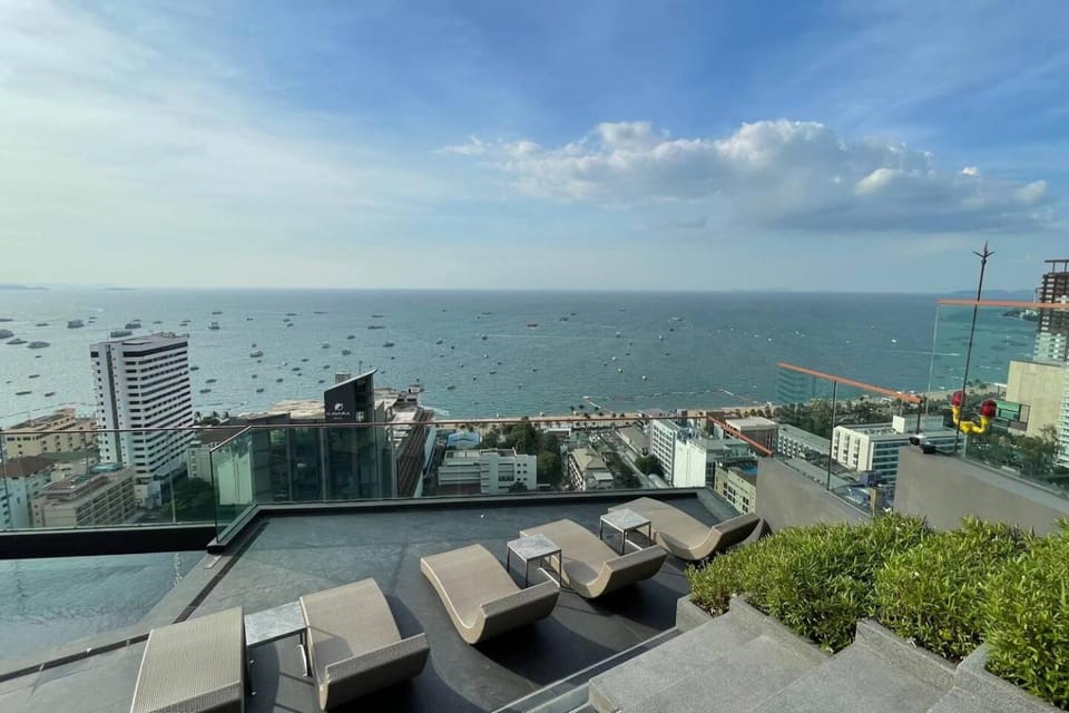 Edge Seaside Luxury Stylish Condo steps away from beach Apartment in Pattaya City