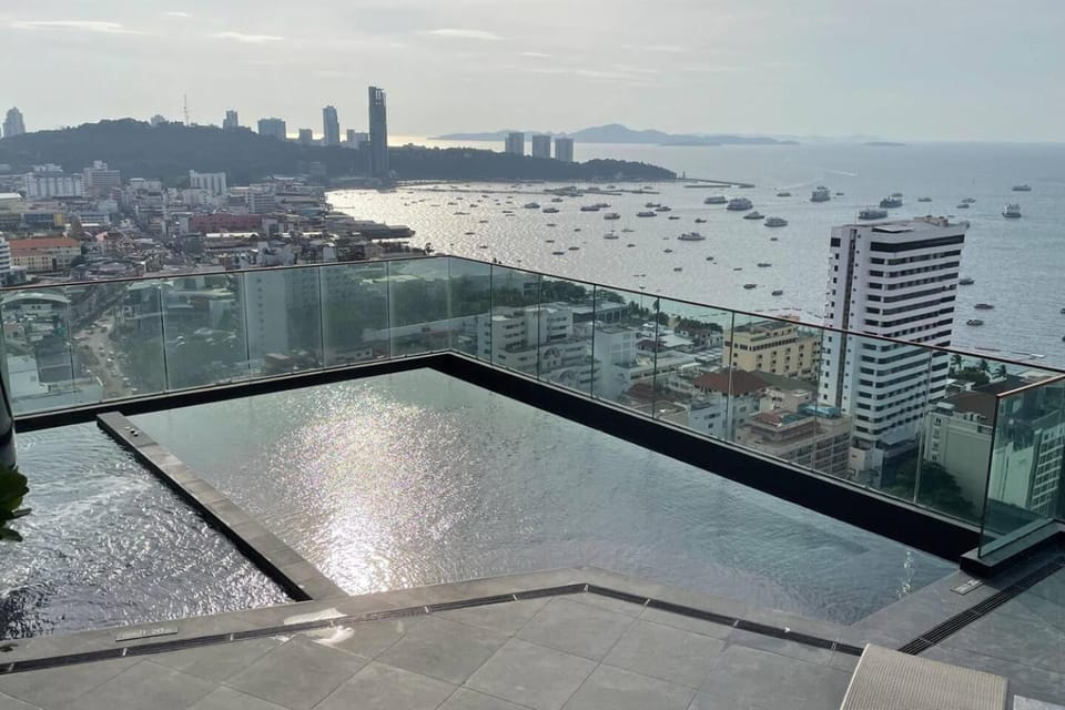 Edge Seaside Luxury Stylish Condo steps away from beach Apartment in Pattaya City