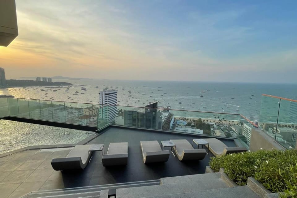 Edge Seaside Luxury Stylish Condo steps away from beach Apartment in Pattaya City