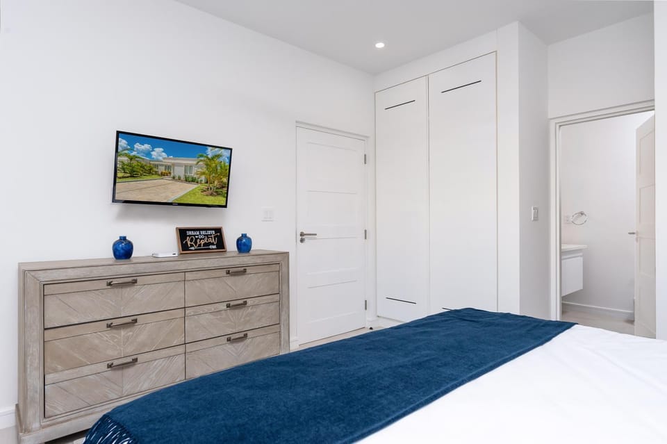 Bed, TV and multimedia, Photo of the whole room, Bedroom, wardrobe