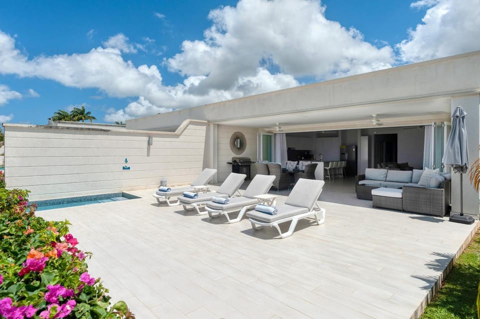 Property building, Natural landscape, Garden, View (from property/room), Balcony/Terrace, Seating area, Pool view, Swimming pool, sunbed