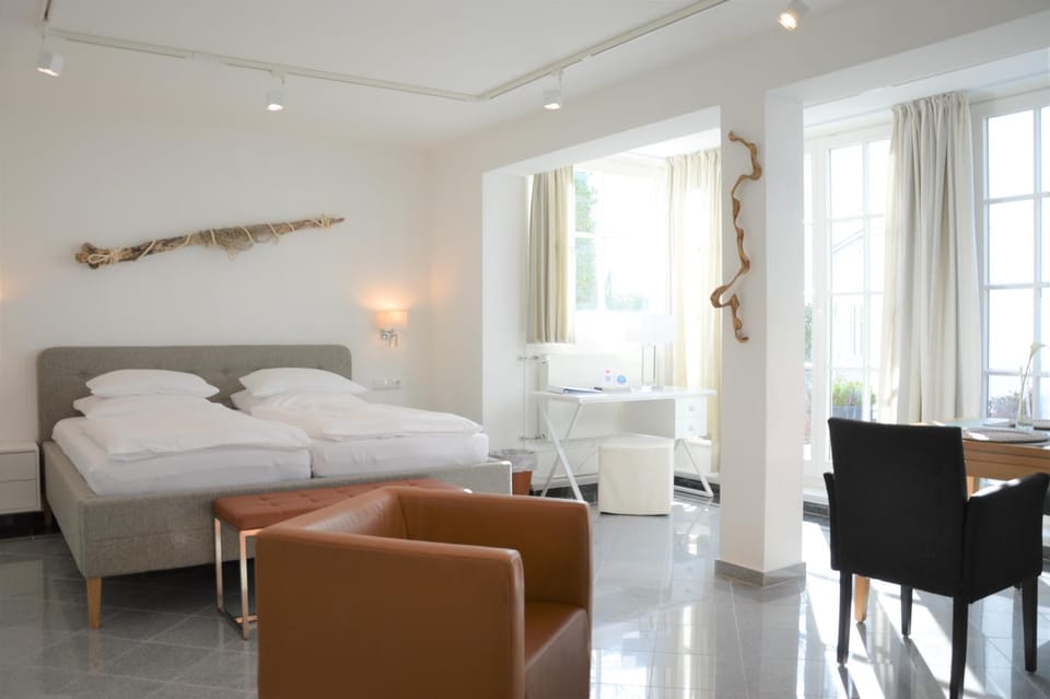 Living room, Photo of the whole room, Seating area, Dining area, Bedroom