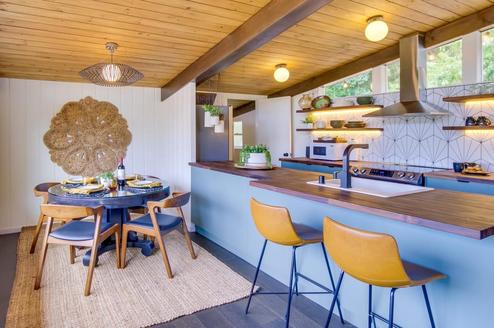 Whidbey Island Oasis Walk to Beach, Hot Tub, View House in Greenbank