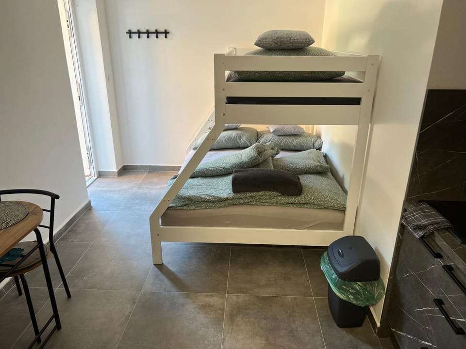 Bed, Photo of the whole room, bunk bed