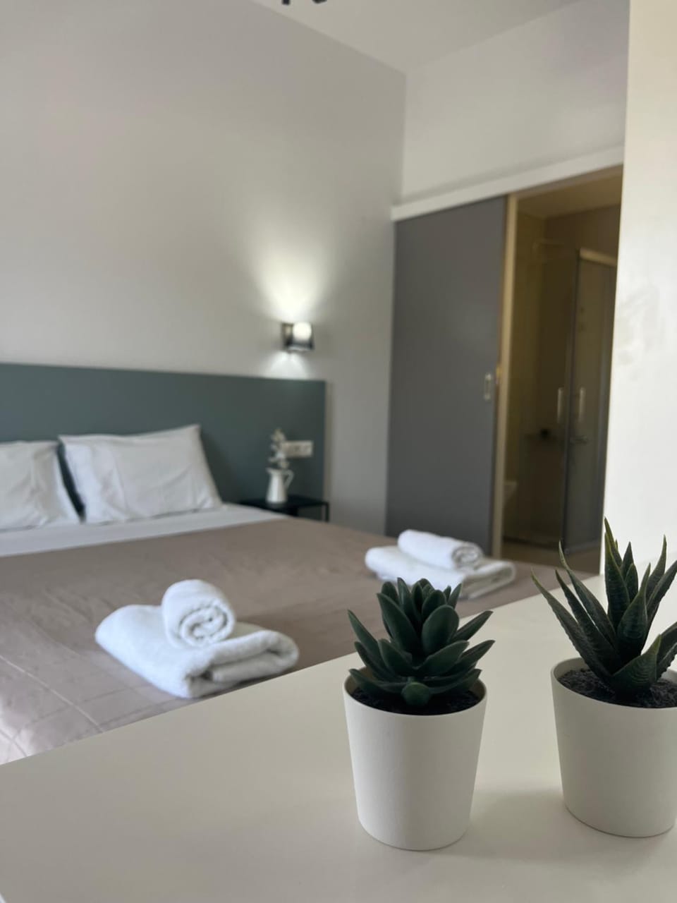Bed, Decorative detail, Bedroom, towels