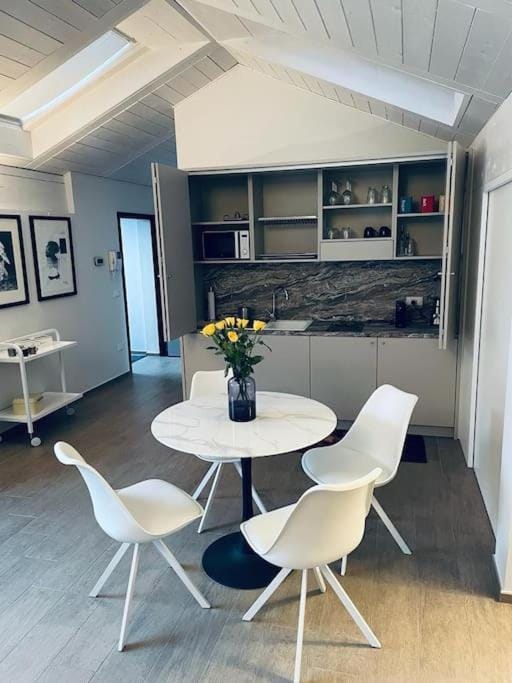 Kitchen or kitchenette, Living room, Seating area, Dining area, minibar