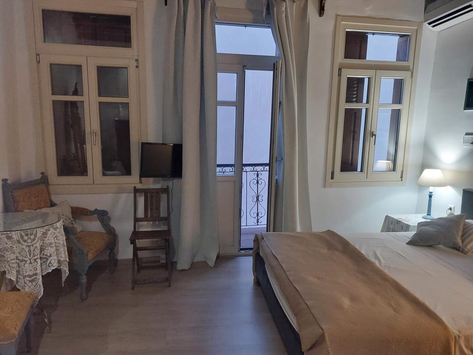 TV and multimedia, Living room, Photo of the whole room, Seating area, Bedroom