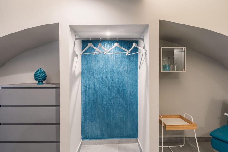 Photo of the whole room, Bedroom, wardrobe