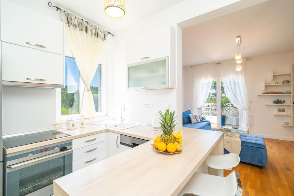 Kitchen or kitchenette, Seating area, Dining area, dishwasher, stove