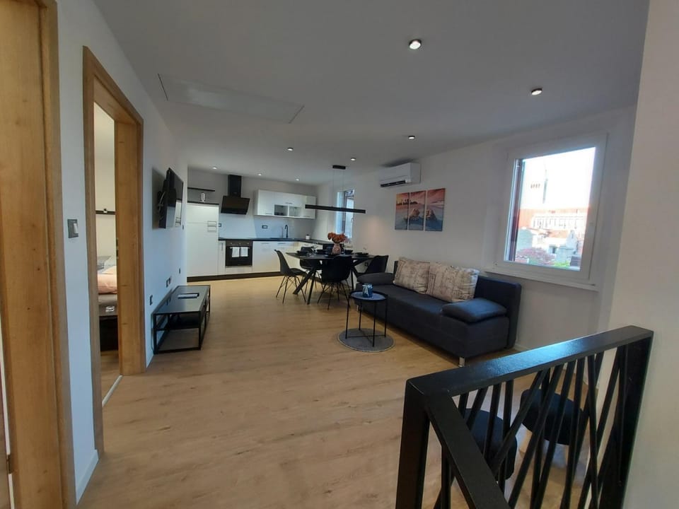 Kitchen or kitchenette, Living room, Seating area, Dining area