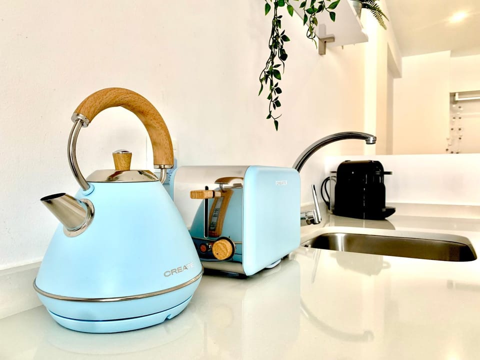 Coffee/tea facilities, toaster
