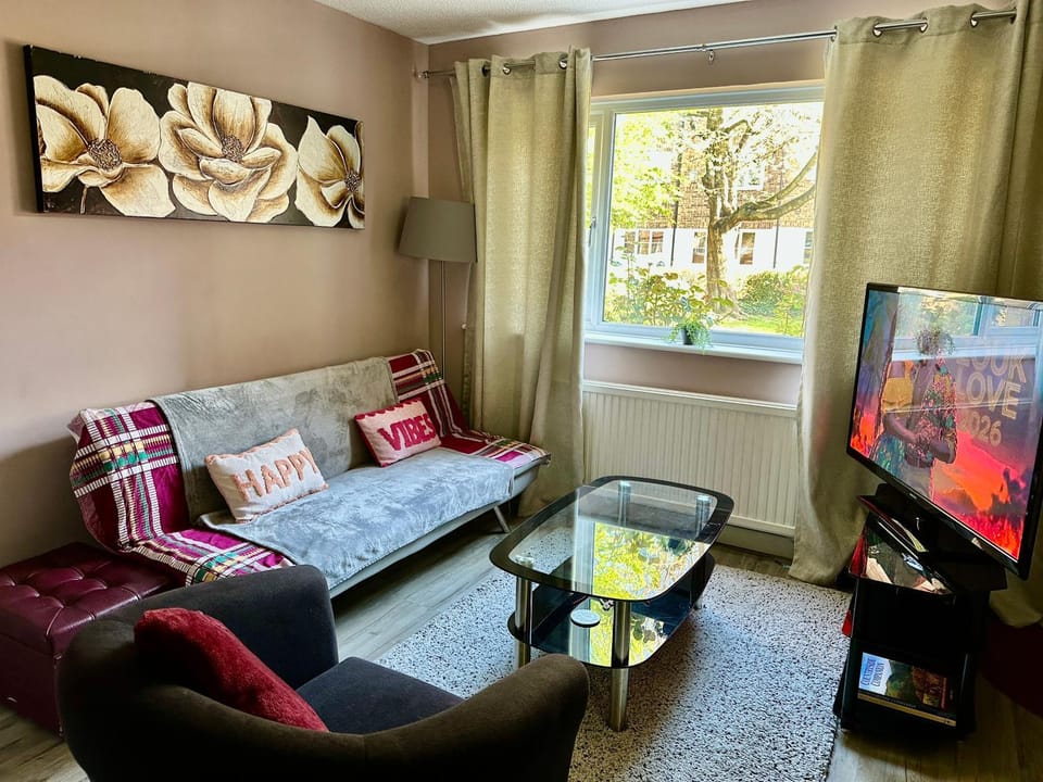 NKN cosy maisonette close to Dartford train station, free parking, food, shopping Apartment in Dartford