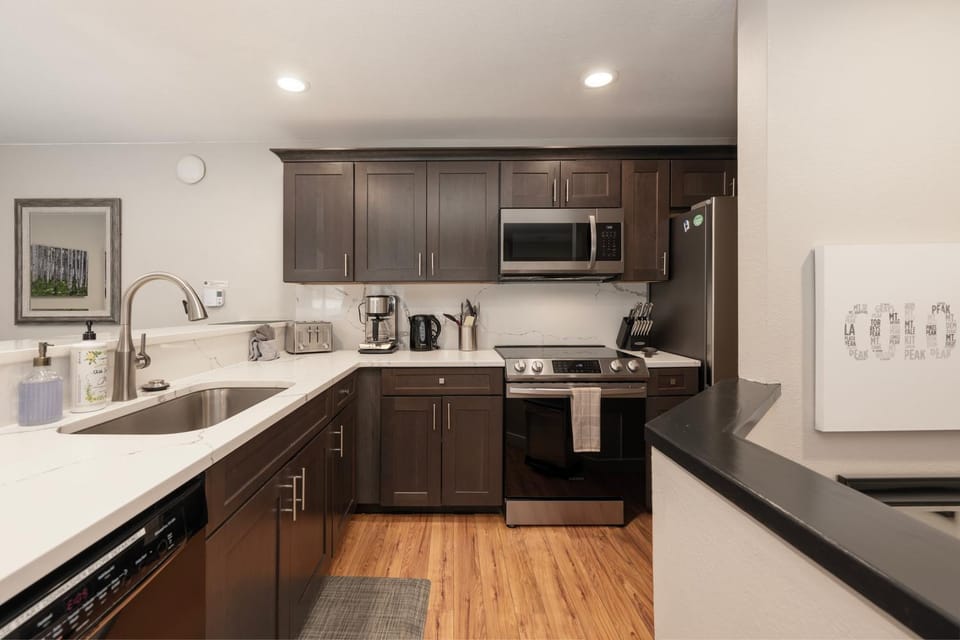 Great Location! Downtown WP with Hot Tub! Sleeps 6! Apartment in Fraser