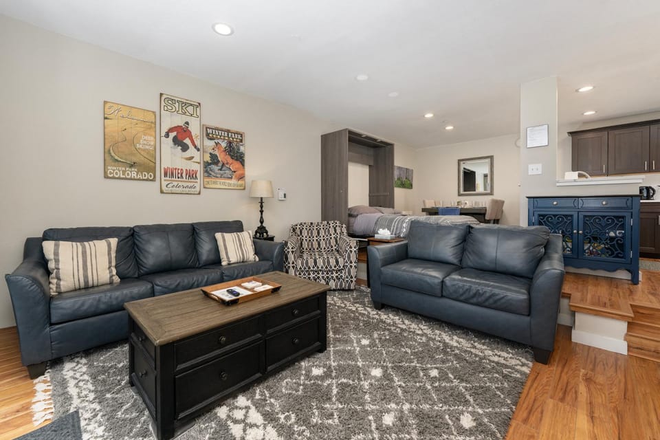 Great Location! Downtown WP with Hot Tub! Sleeps 6! Apartment in Fraser