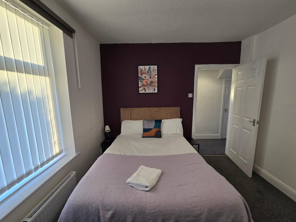 Bed, Bedroom, heating, internet, towels