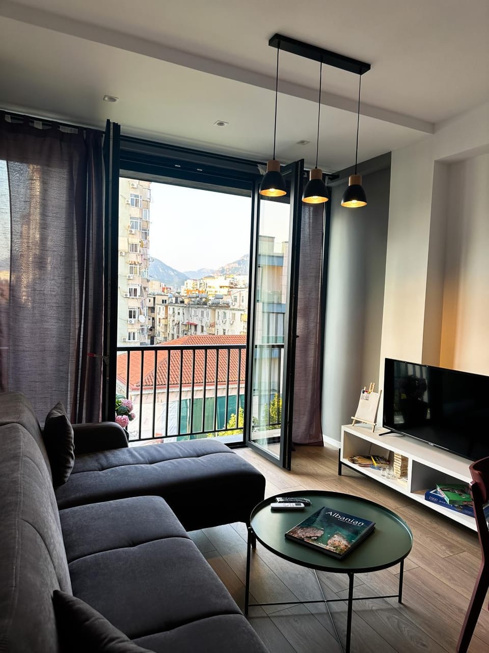 TV and multimedia, Living room, Seating area, Evening entertainment, Mountain view