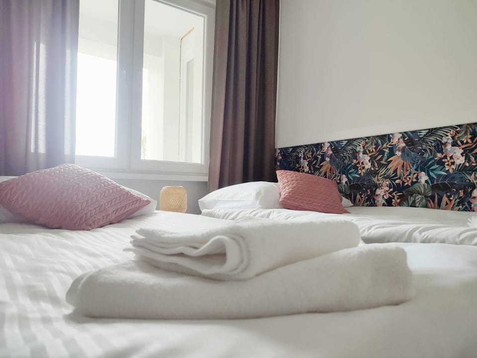 Bed, Bedroom, towels