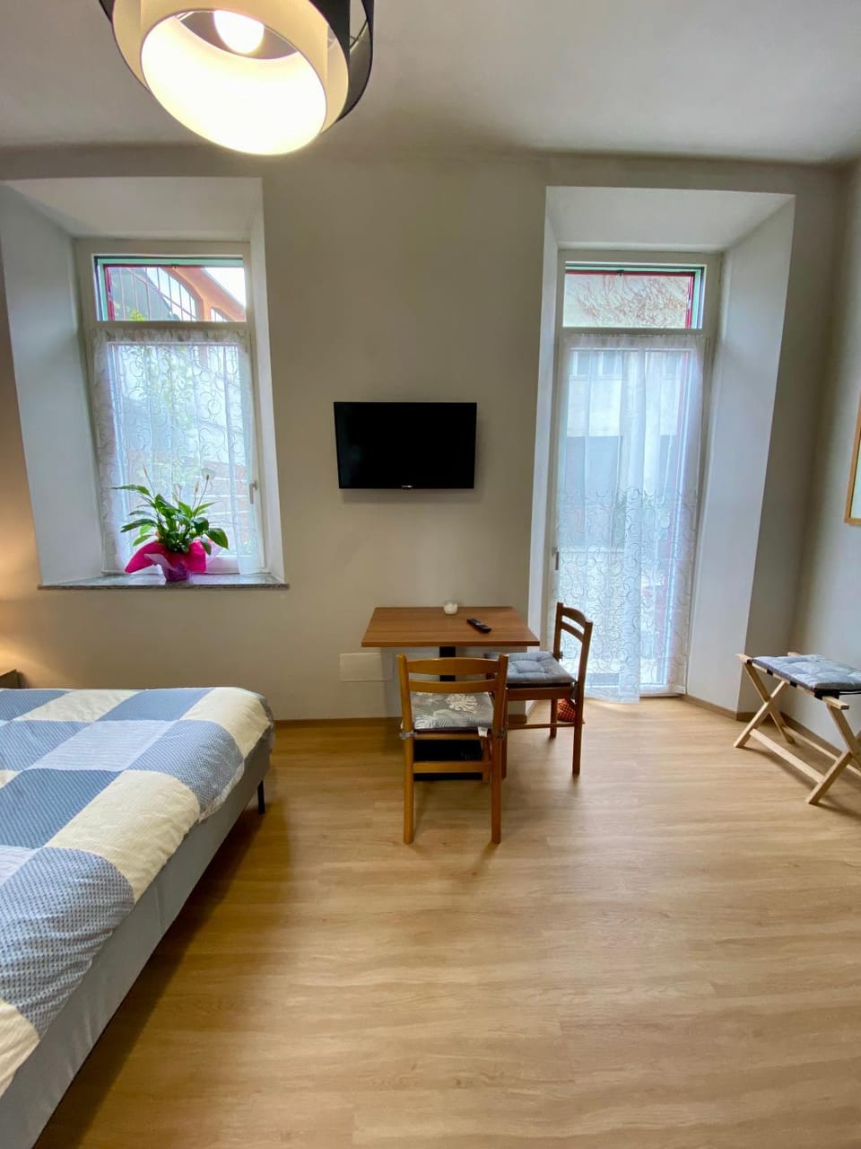 Bed, TV and multimedia, Seating area, Dining area