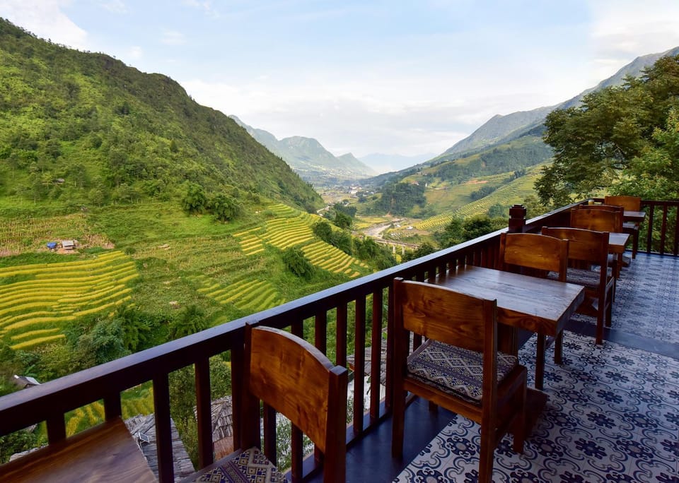 Property building, Restaurant/places to eat, Balcony/Terrace
