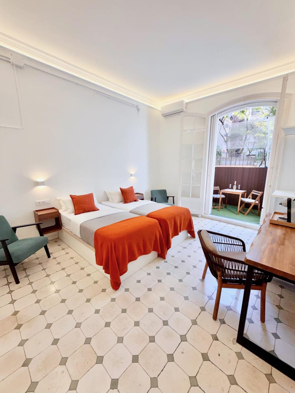 Bed, Balcony/Terrace, Photo of the whole room, Seating area, air conditioner