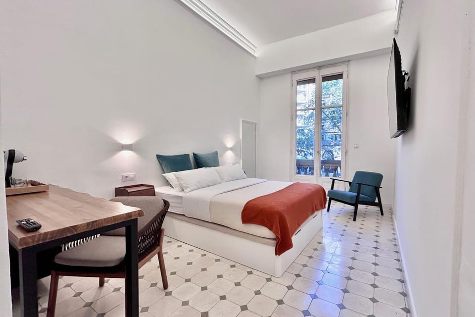 Bed, TV and multimedia, Photo of the whole room