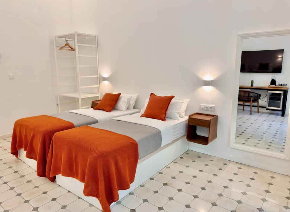Bed, TV and multimedia, Photo of the whole room