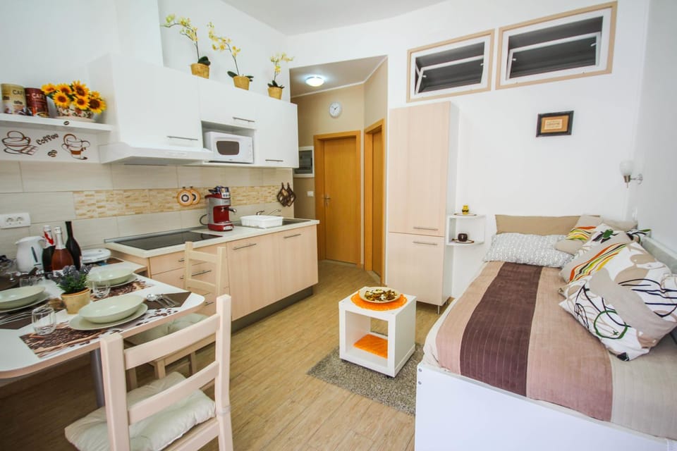 Kitchen or kitchenette, Living room