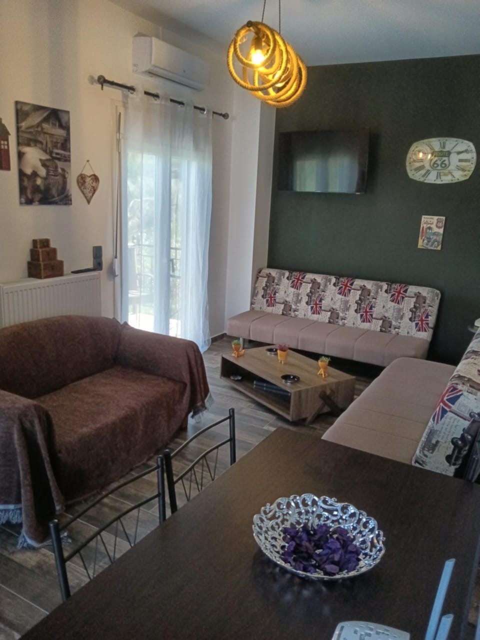 TV and multimedia, Living room, Seating area, air conditioner