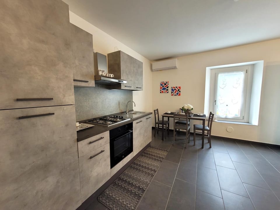 Kitchen or kitchenette, Dining area, oven, pet friendly