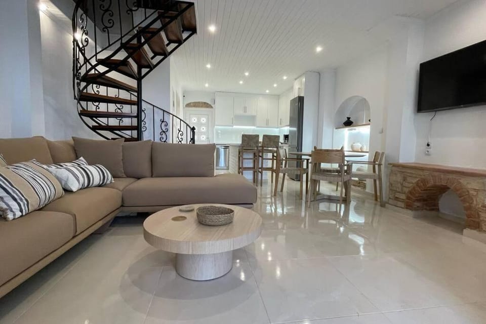 TV and multimedia, Living room, Seating area, Dining area, kitchen