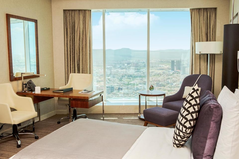 Bedroom, City view