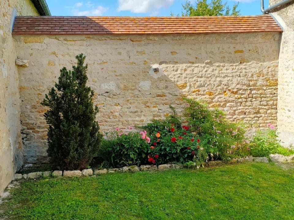Maison familiale rénovée avec cour, à 1h30 de Paris, proche de la nature et des sites historiques. - FR-1-590-107 House in Centre-Val de Loire