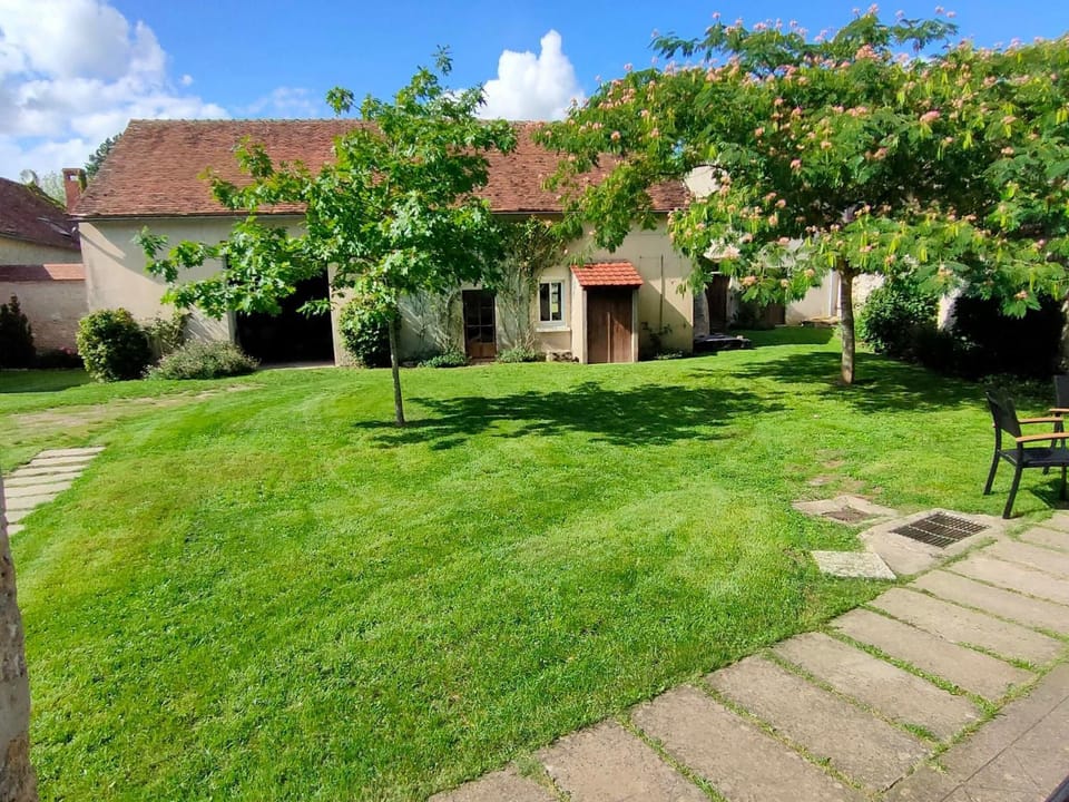 Maison familiale rénovée avec cour, à 1h30 de Paris, proche de la nature et des sites historiques. - FR-1-590-107 House in Centre-Val de Loire