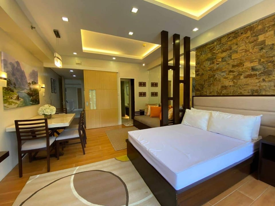 Bed, Living room, Photo of the whole room, Seating area, Dining area, Bedroom