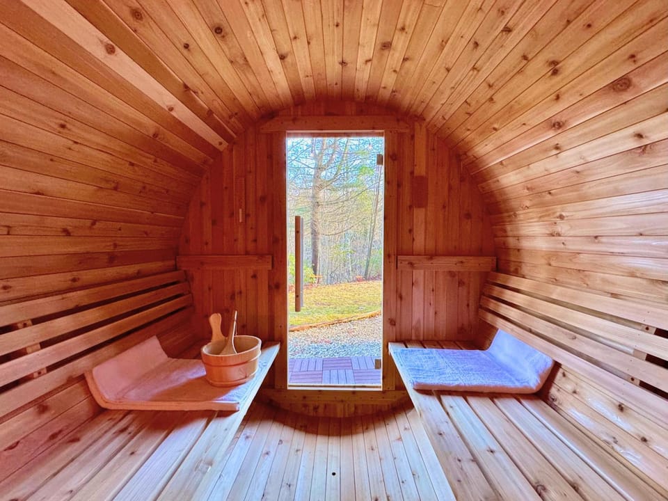 Family Lake Retreat Sauna, Deck & Games Chalet in Otis
