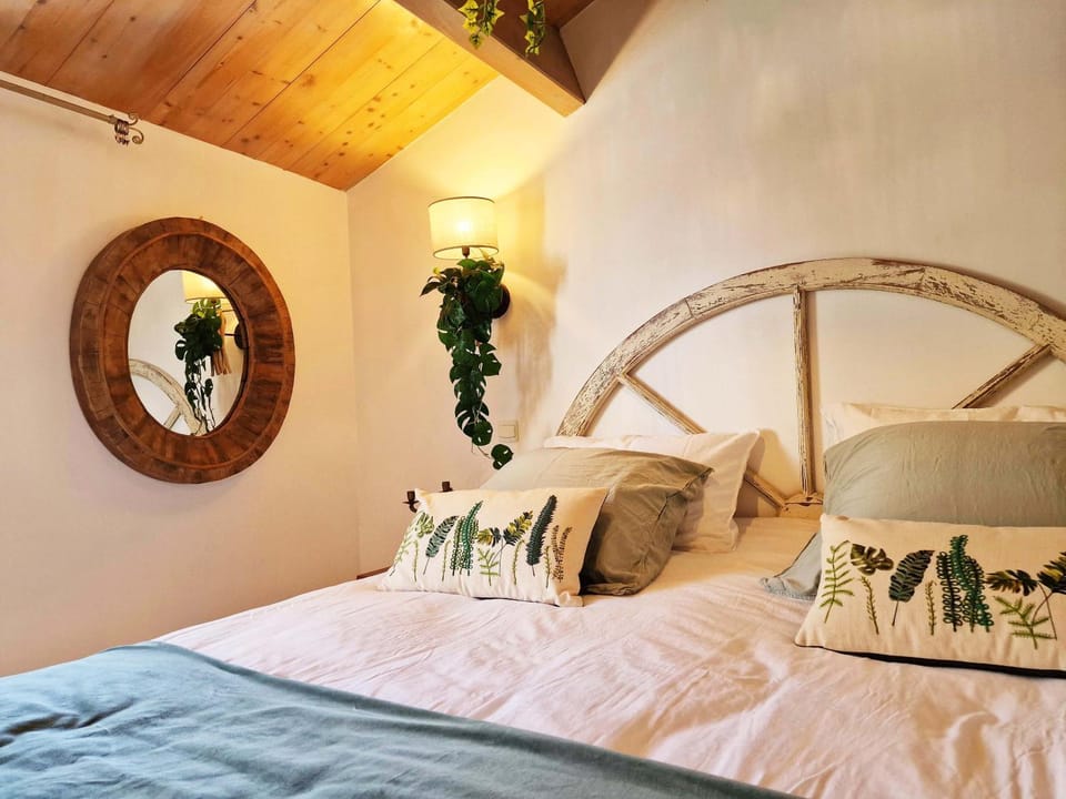 Bed, Photo of the whole room, Decorative detail, Bedroom