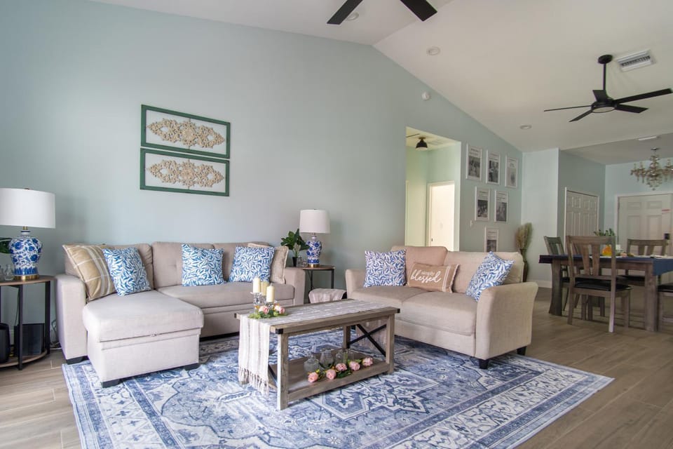 Living room, Seating area, Dining area