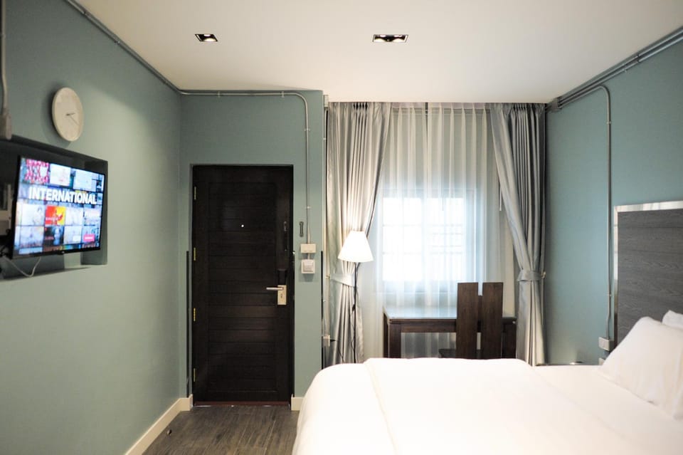 Communal lounge/ TV room, Bed, TV and multimedia, Photo of the whole room, Evening entertainment, Bedroom, hair dresser