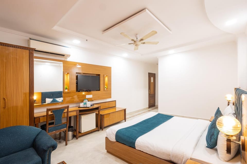 Bed, TV and multimedia, Photo of the whole room, Bedroom, wardrobe