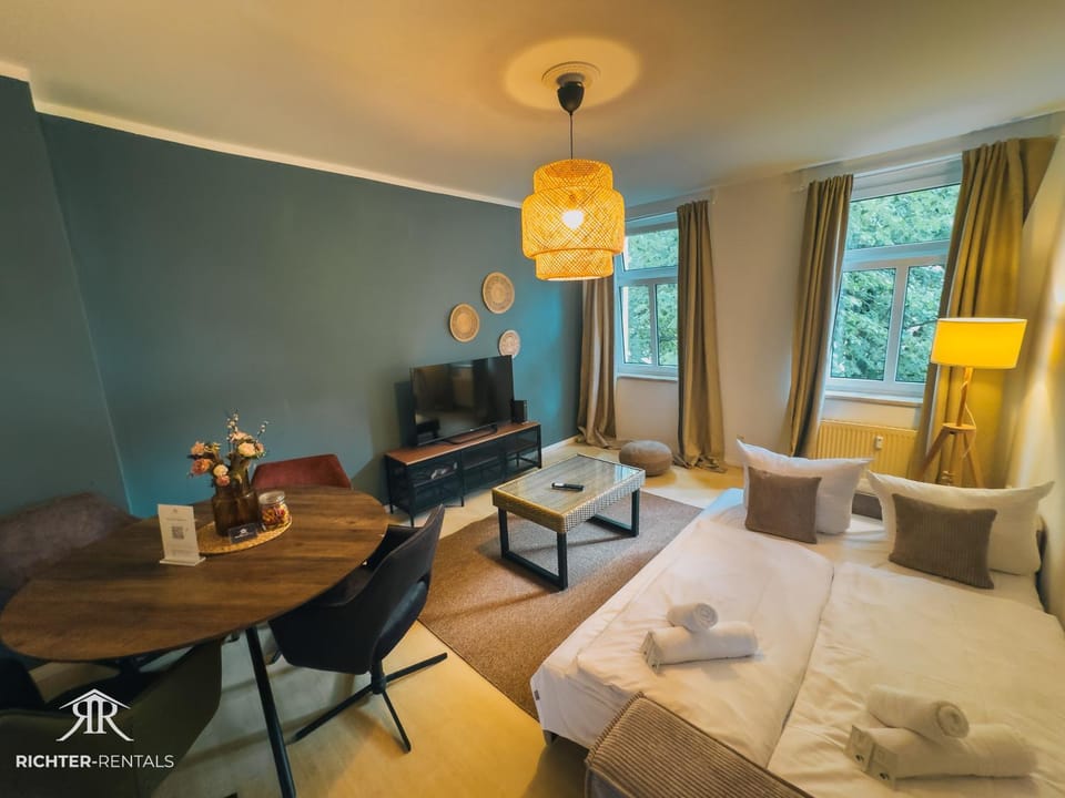 Bed, TV and multimedia, Living room, Photo of the whole room, towels