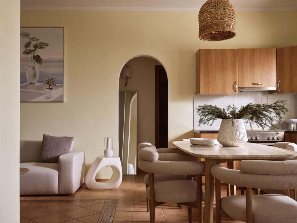 Kitchen or kitchenette, Seating area, Dining area