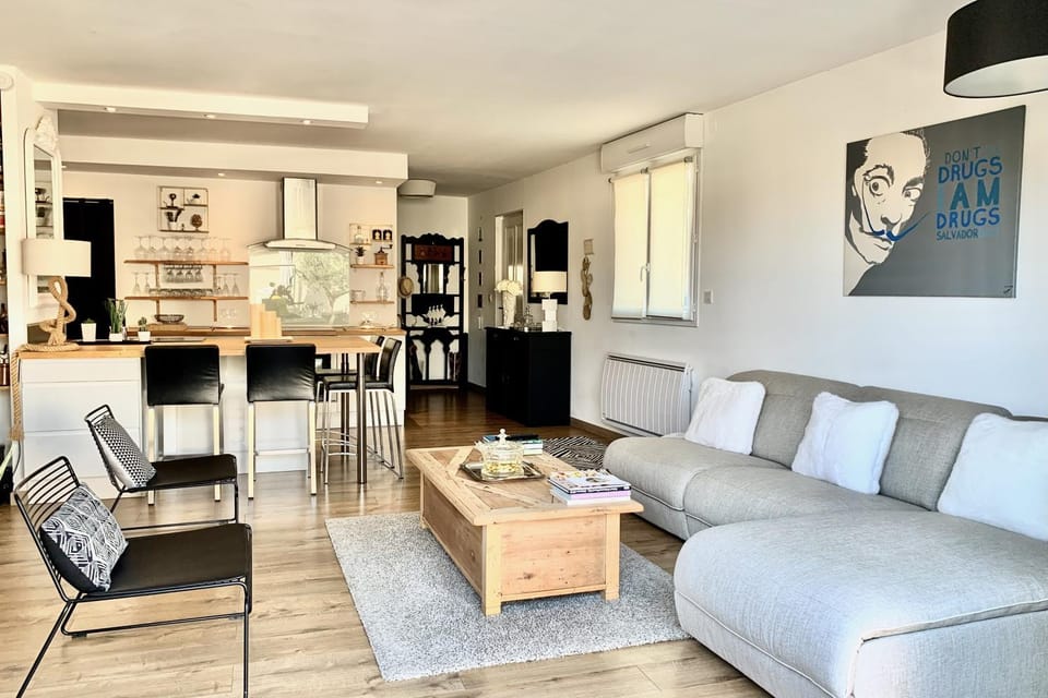 Kitchen or kitchenette, Living room, Seating area