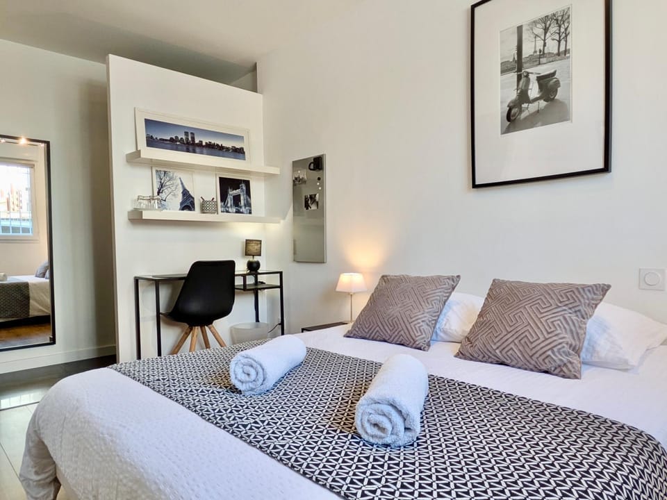 Bed, Decorative detail, Bedroom, Quiet street view, wardrobe