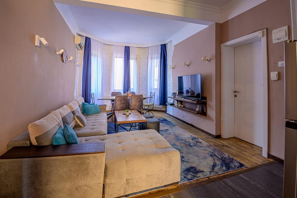 Communal lounge/ TV room, Living room, Photo of the whole room, Evening entertainment