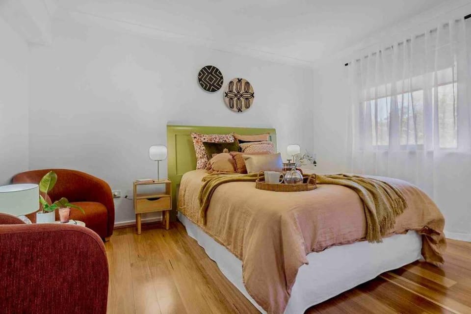 Bed, Seating area, Bedroom