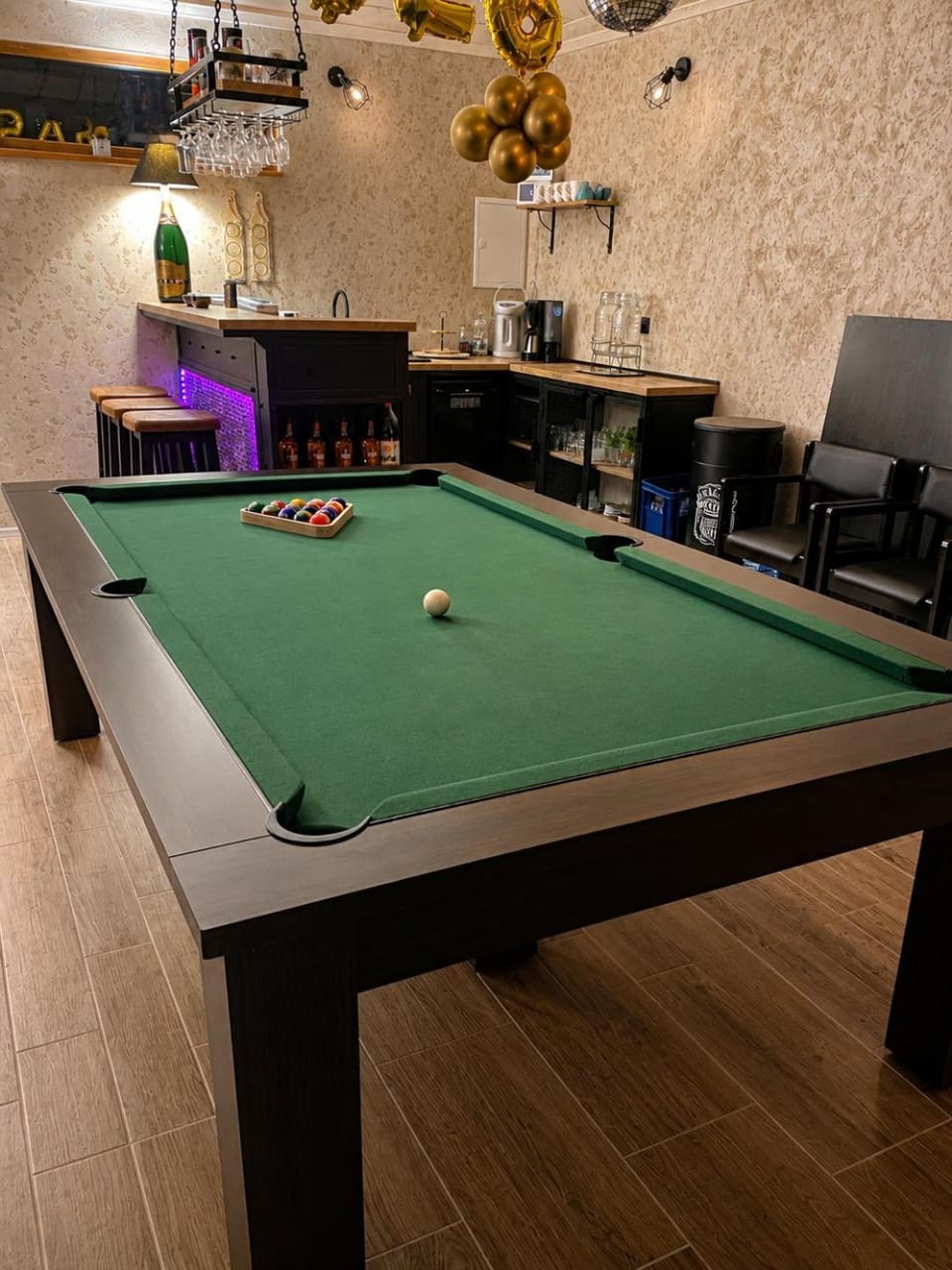 Billiard, Game Room
